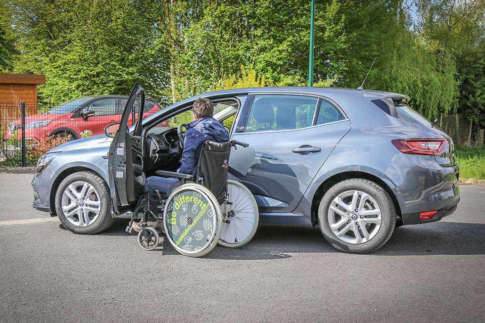 véhicule pour les porteurs de handicaps