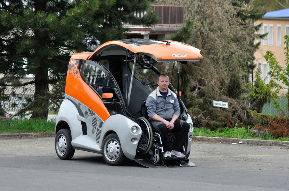 Какая машина для инвалидов. Машинка для инвалидов ilbee. Автомобиль для колясочников. Машина для инвалидов колясочников. Автомобиль для колясочн Ков.
